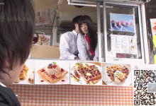 便利店里面的女服务员，超短裙肉丝萌妹，被男店长猥亵也不敢出声-解解图解