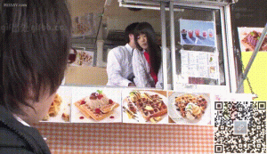 便利店里面的女服务员，超短裙肉丝萌妹，被男店长猥亵也不敢出声