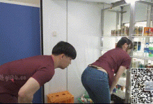 妻子因婚姻缺乏激情而开始在便利商店打工，紧身牛仔裤翘臀吸引了猥琐男的注意-解解图解