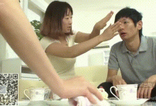 女同事和男朋友来闺蜜家里做客,男友偷瞄性感的女闺蜜,有了女朋友还心痒痒-解解图解