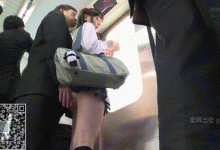 超萌的可爱女学生坐地铁，被电车痴汉侵犯，也不敢反抗，从反抗变成享受-解解图解